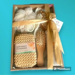 NWT Essential Design Spa Beauty Gift Set
